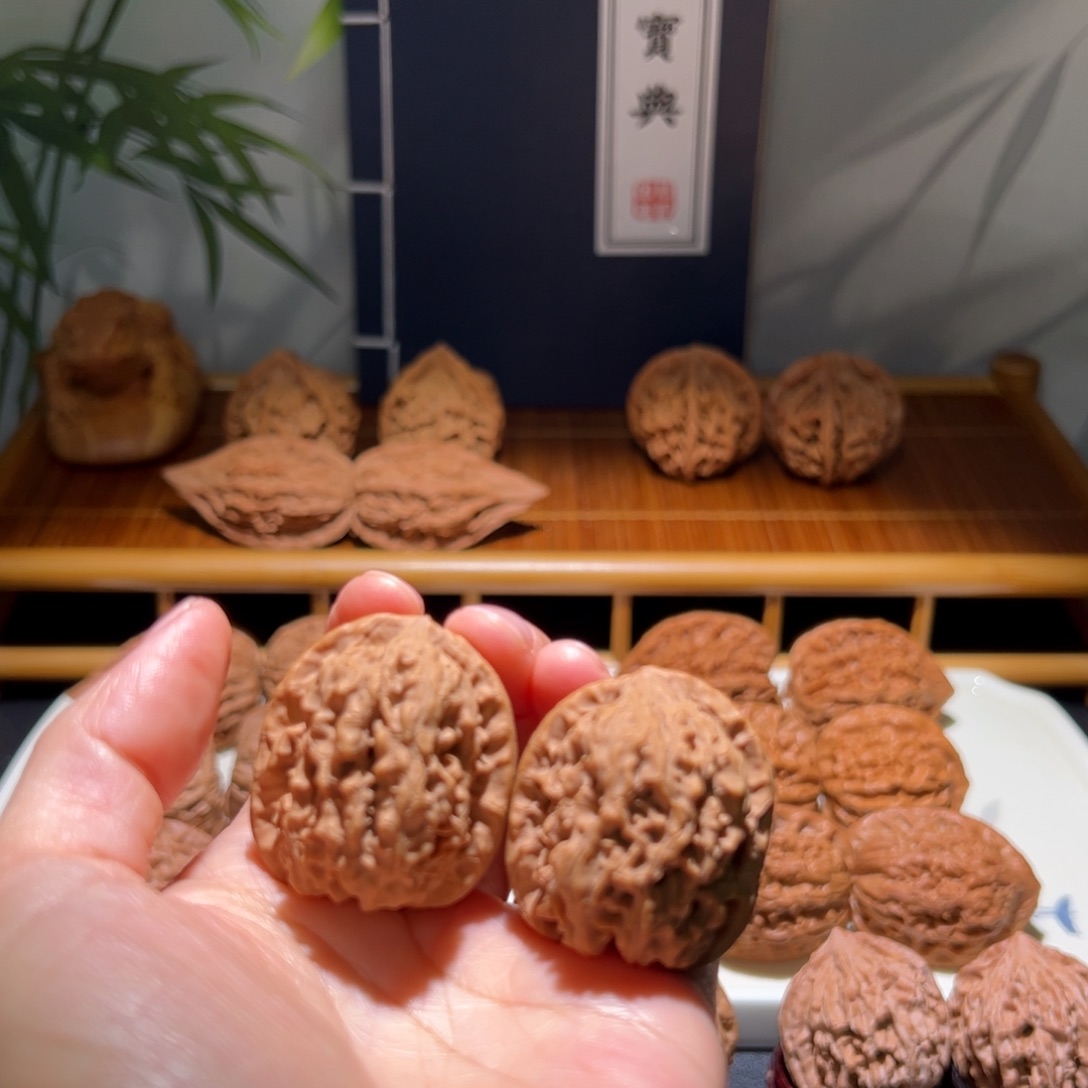 理***切文玩核桃把件秦霸狮子头