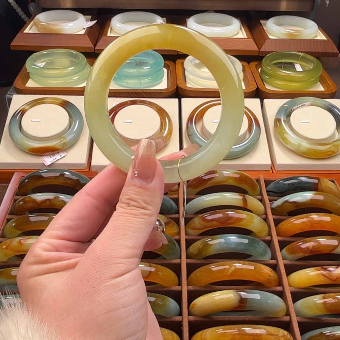 蛇纹石玉手镯未镶嵌