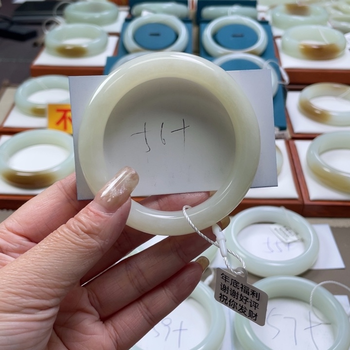 和田玉手镯未镶嵌指***年