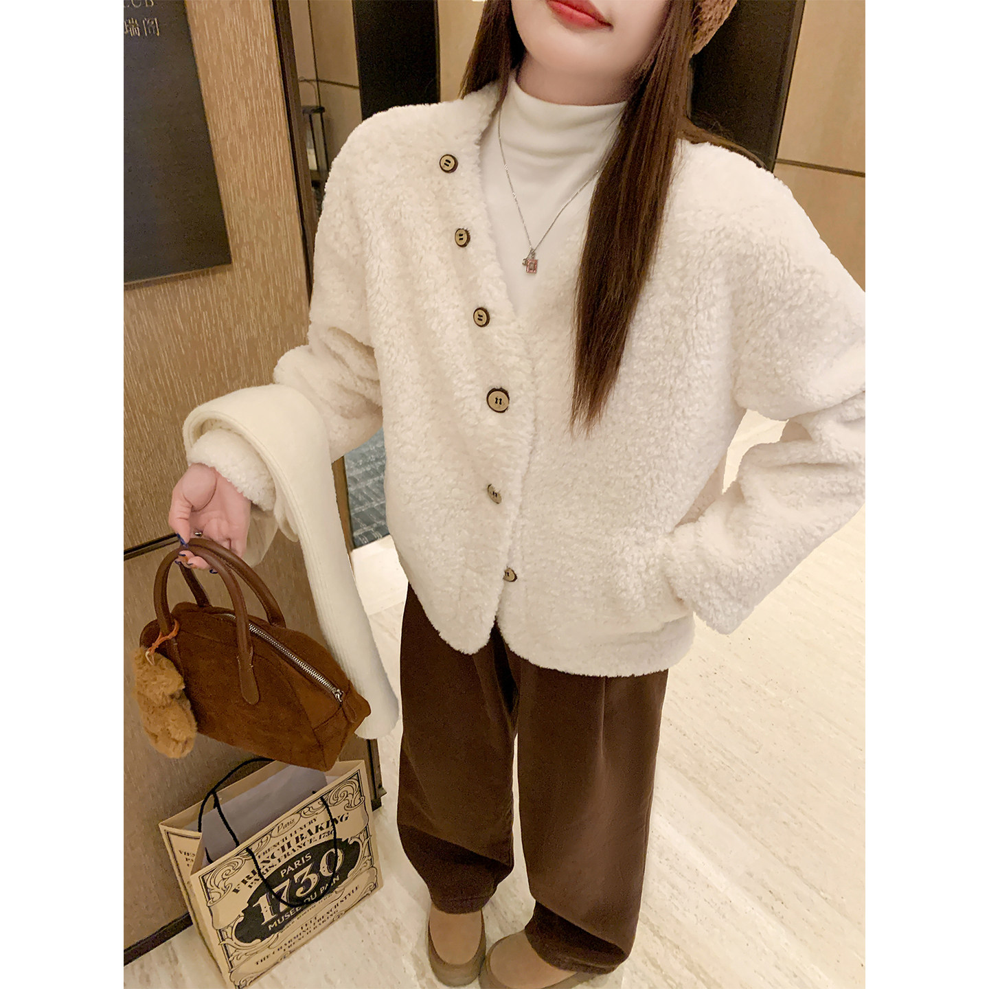 曾小咸 韩系米白色宽松短款带围巾羊羔毛ZA54YGF0501