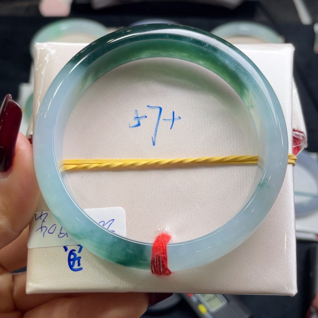 翡翠手镯未镶嵌翡翠手镯