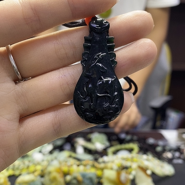 蛇纹石玉未镶嵌颈饰