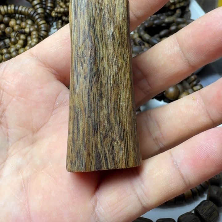 沉香吊坠往**浓乌身牌子吊坠10克