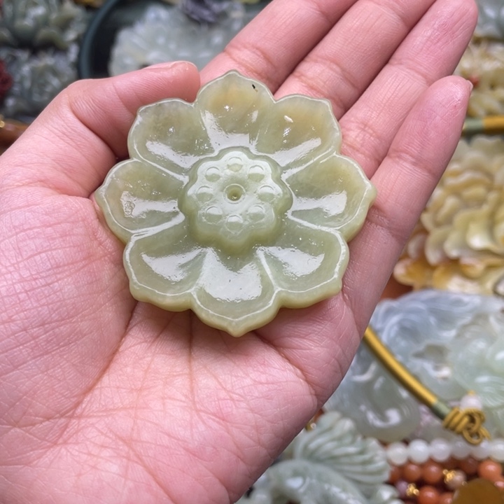 蛇纹石玉吊坠合金