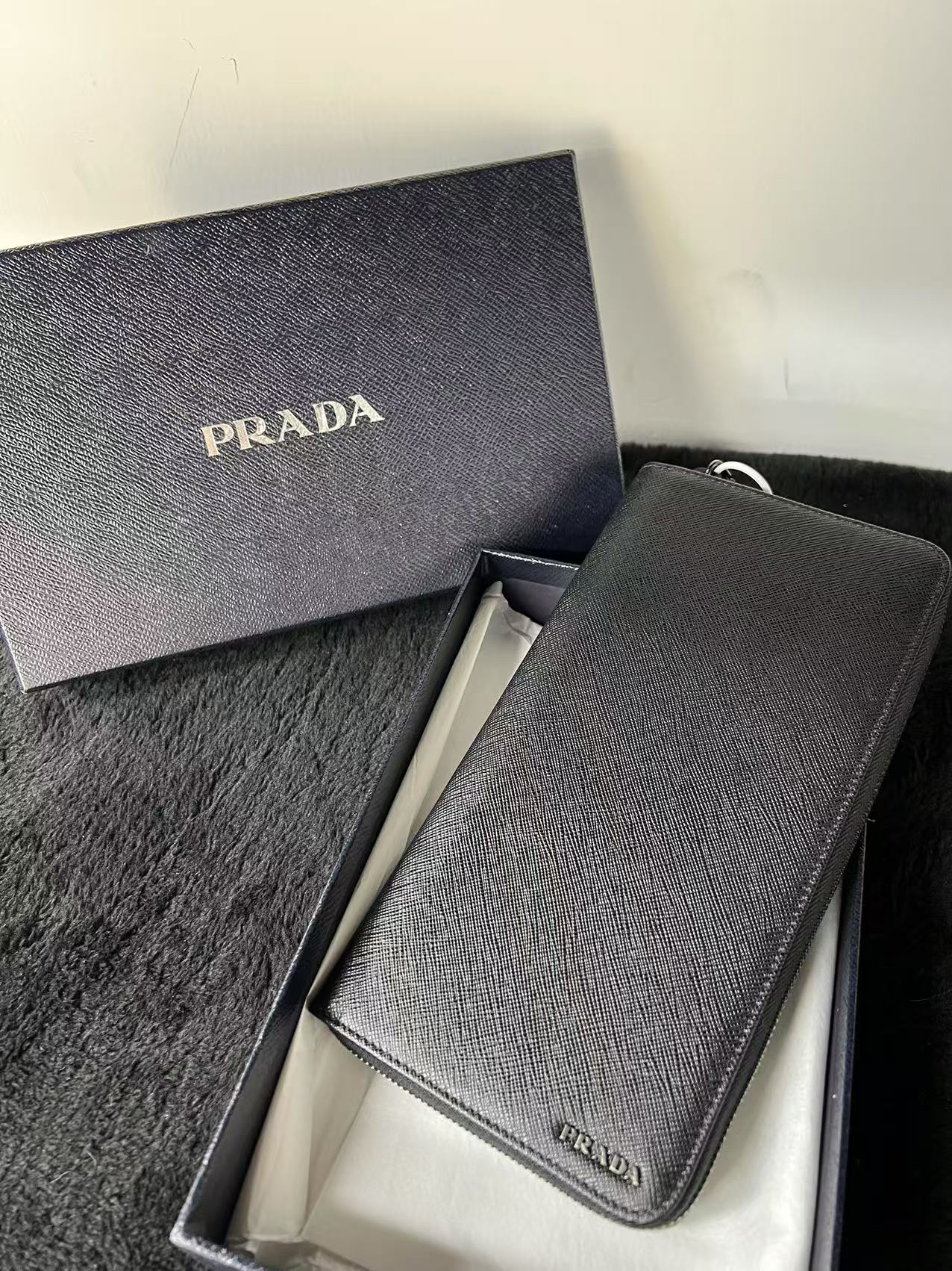 95新 Prada/普拉达 捐金沉珠/黑色男士钱包