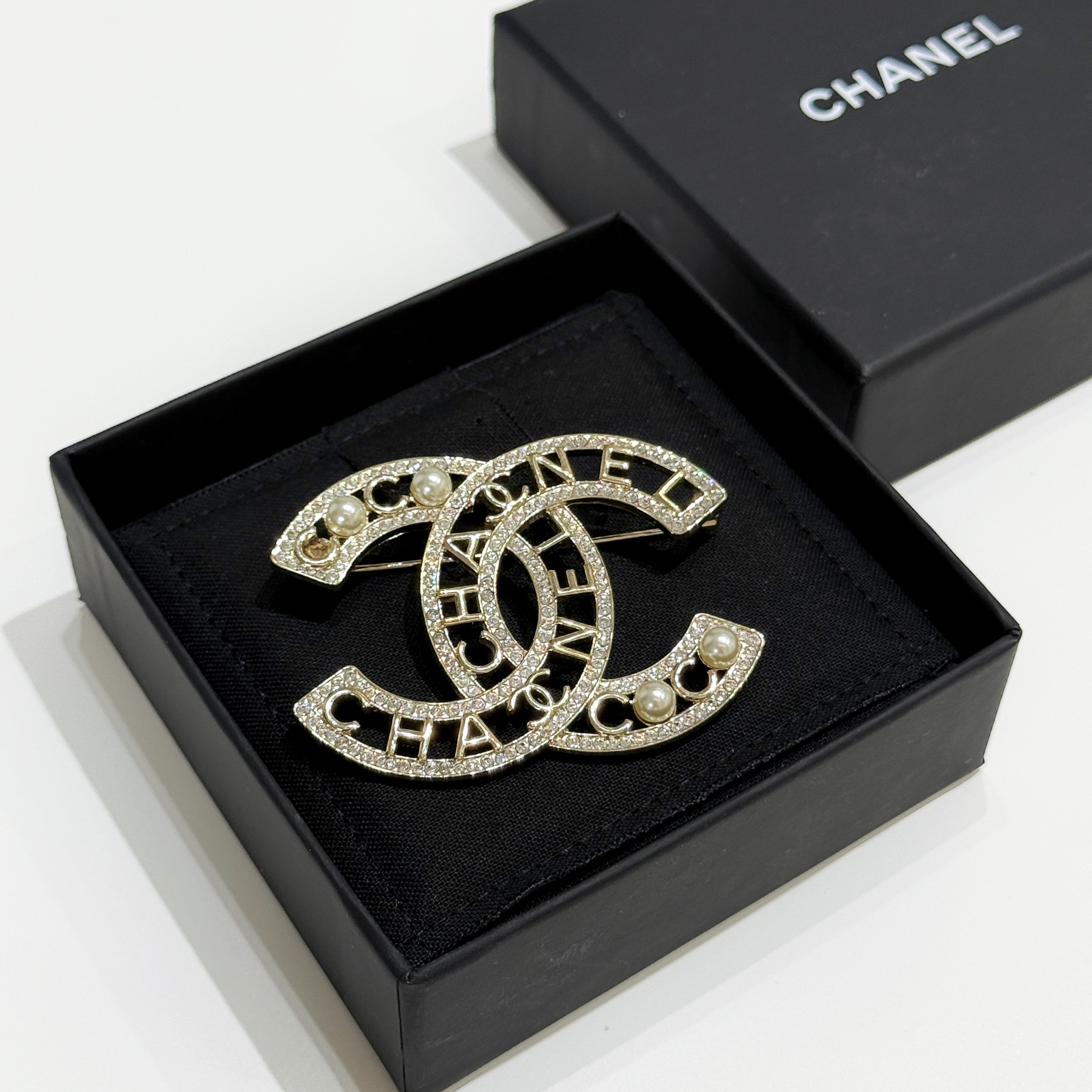 95新 Chanel/香奈儿 Chanel24v双c镂空字母珍珠胸针12269181