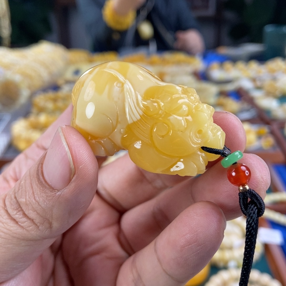 琥珀珠宝奇石未镶嵌白花蜜蜡貔貅吊坠17.67