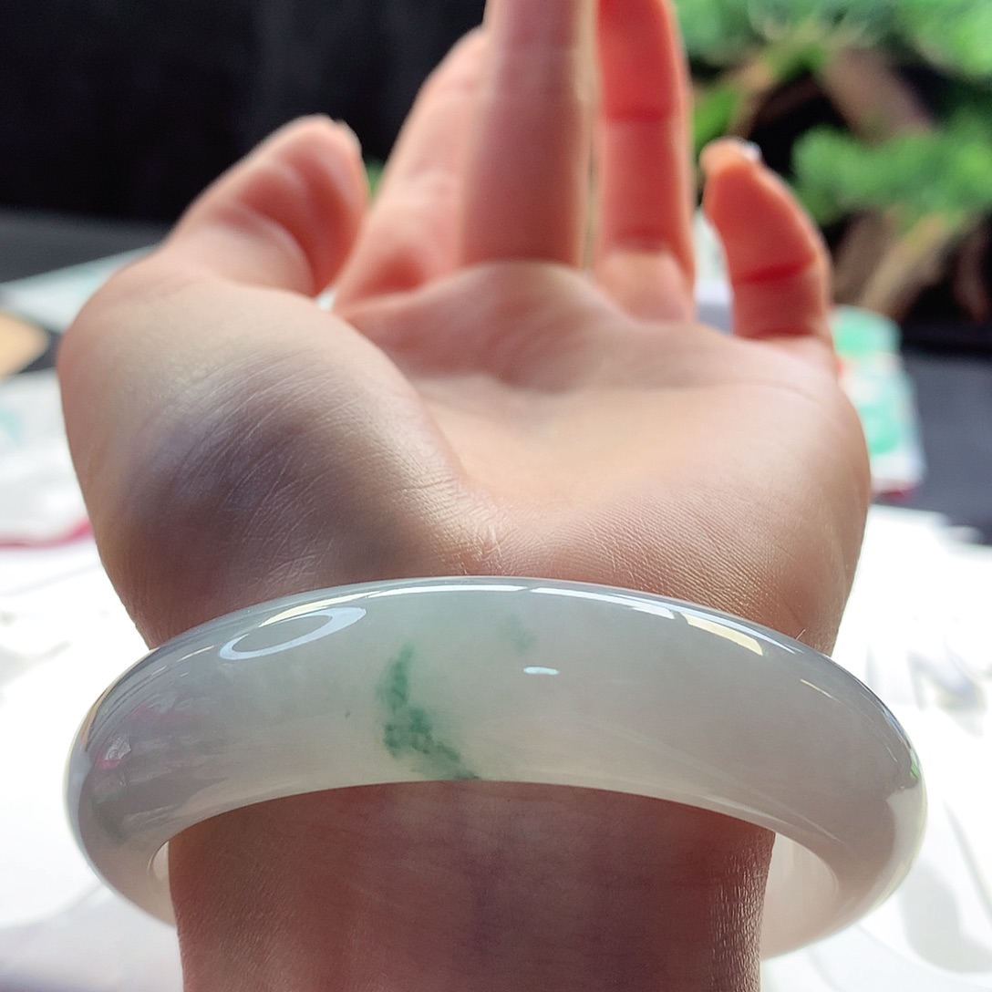 翡翠手镯未镶嵌天然翡翠57-58轮胎茅台白一抹绿花