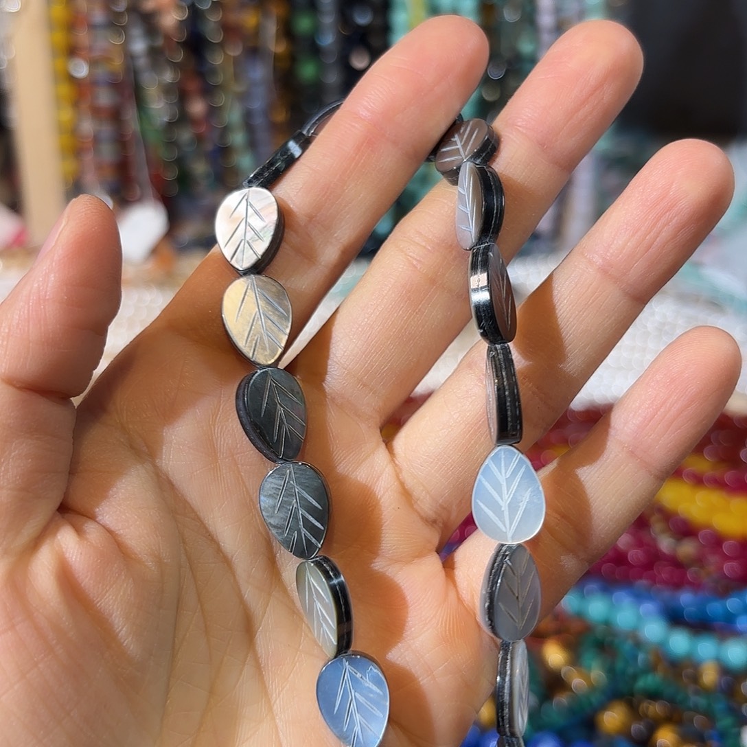 玛瑙/玉髓未镶嵌珠宝半成品黑蝶贝卡10-13一条