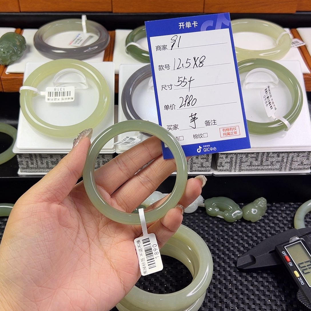 和田玉手镯未镶嵌芋**子