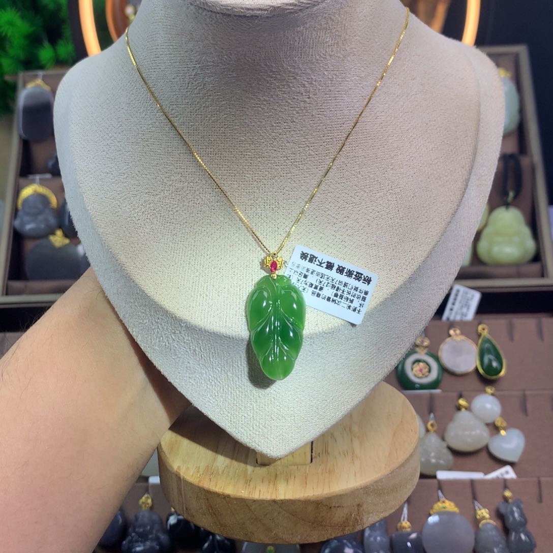 和田玉吊坠18K金镶嵌