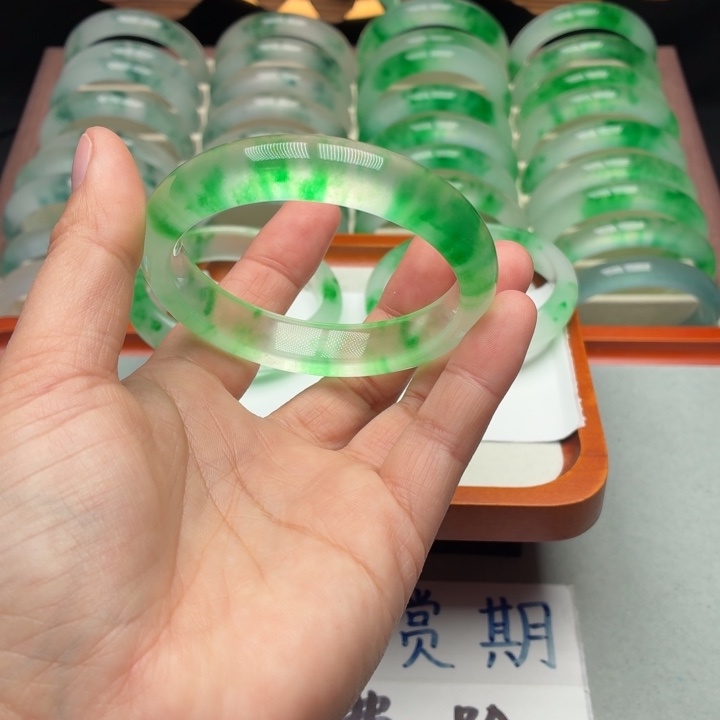 *****石英质玉未镶嵌手镯