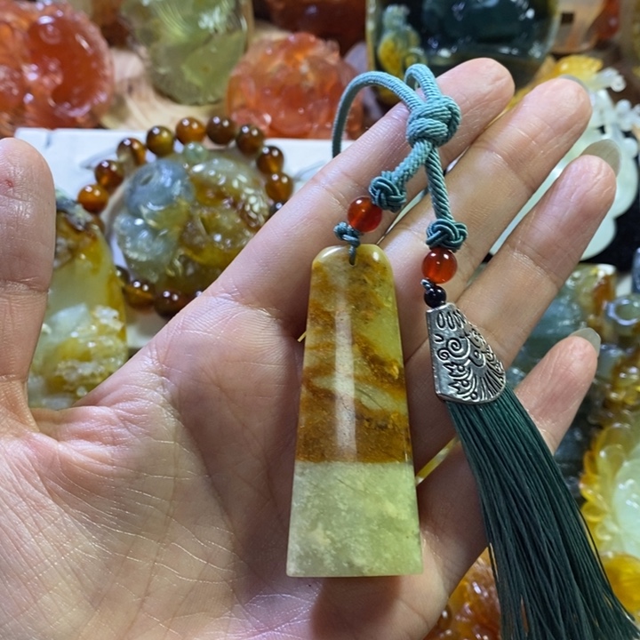 蛇纹石玉未镶嵌颈饰