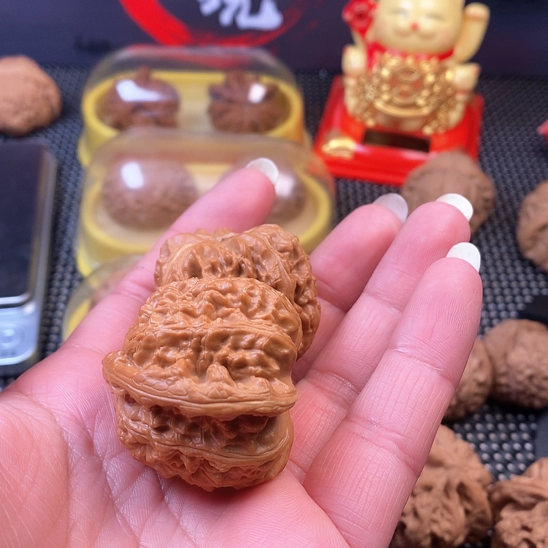 文玩核桃吊坠F**。40尺白狮子