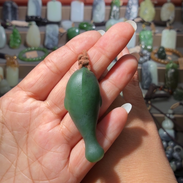 小***光和田玉未镶嵌颈饰