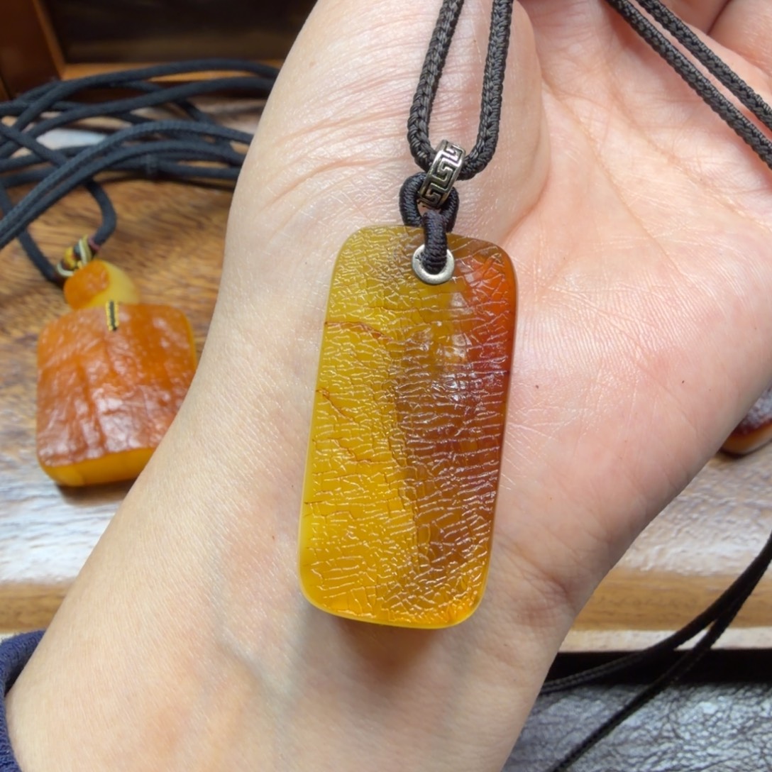 琥珀未镶嵌吊坠(赠链)