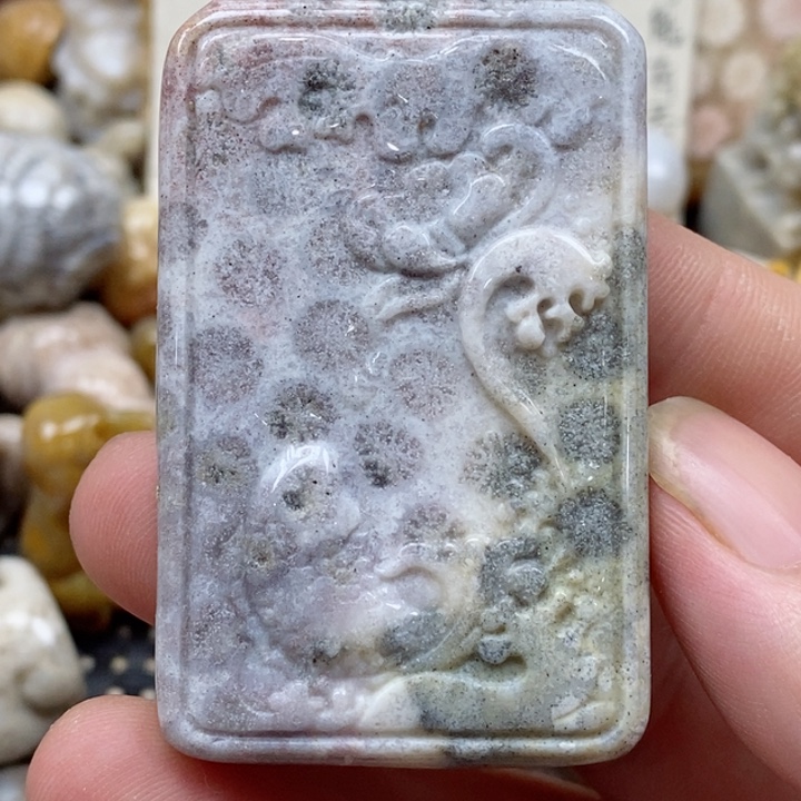 颈饰未镶嵌硅化珊瑚（珊瑚玉）有瑕