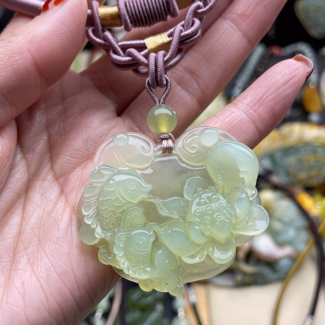 蛇纹石玉颈饰未镶嵌