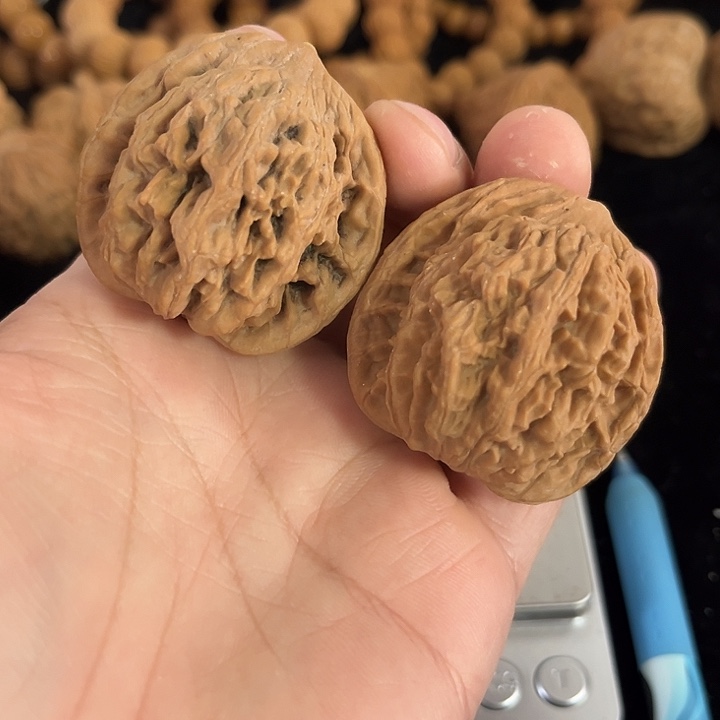 把件文玩核桃41左右微微瑕练手虎头，编号022