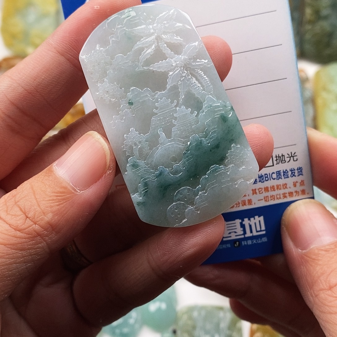 翡翠未镶嵌颈饰山水