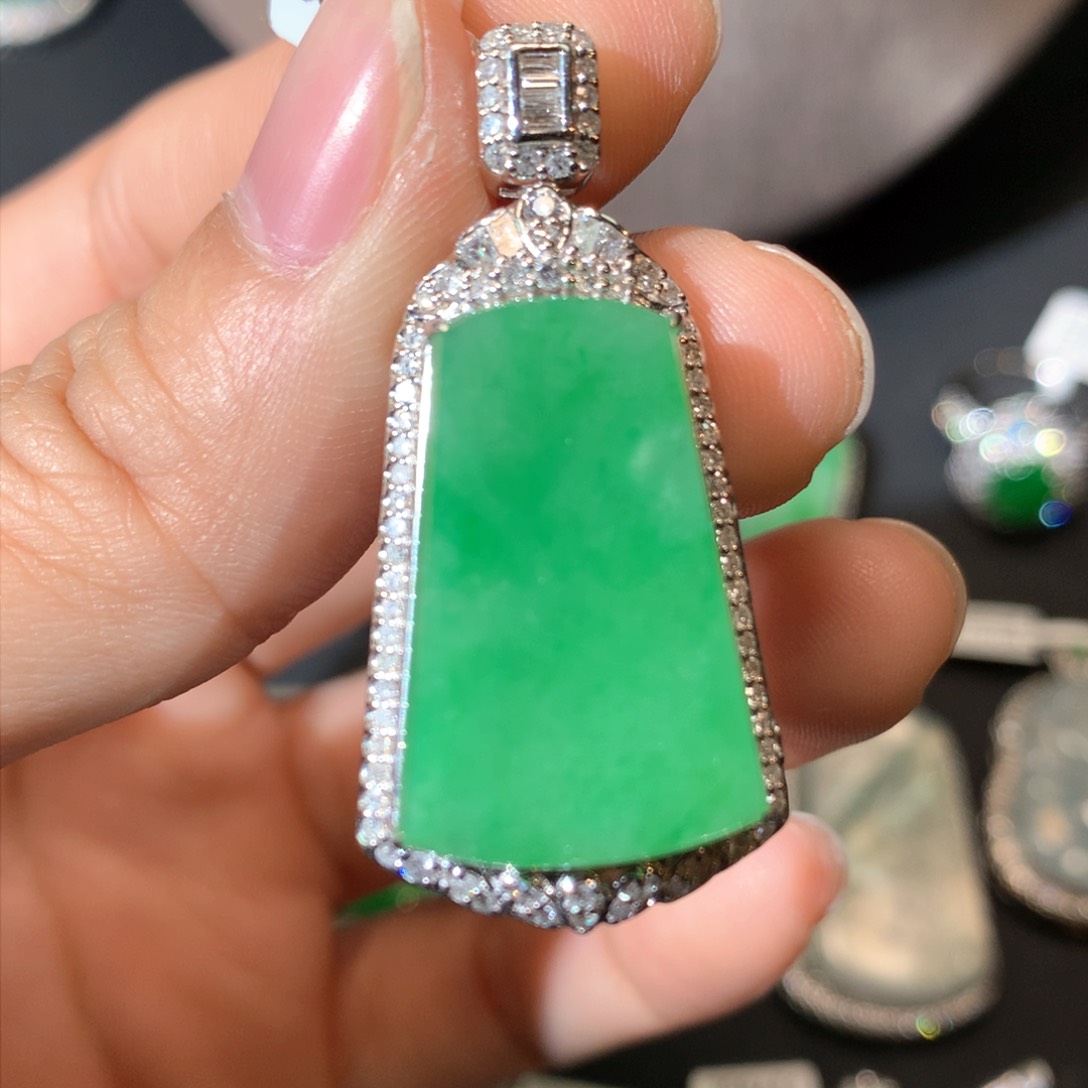 翡翠颈饰18K金镶嵌平安牌