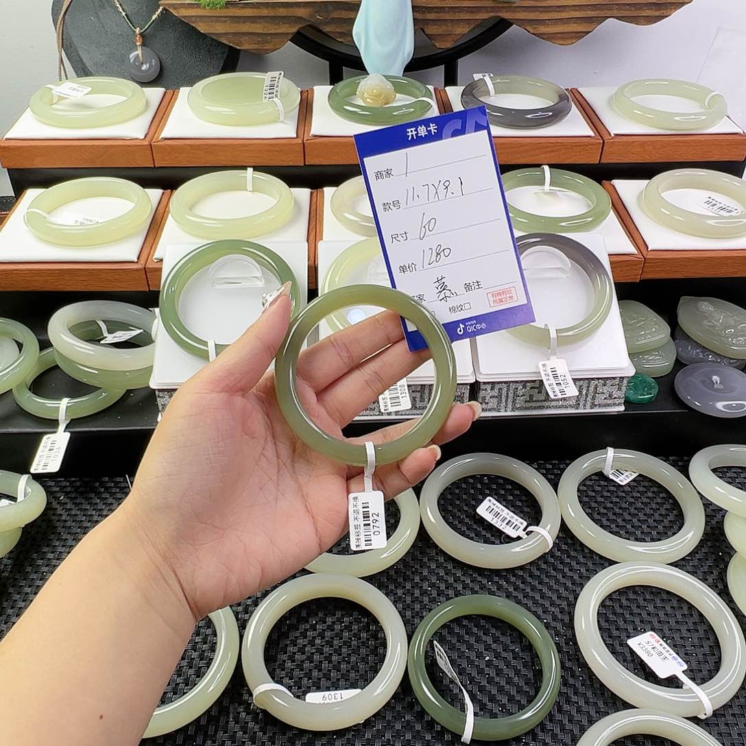 和田玉手镯未镶嵌慕*落