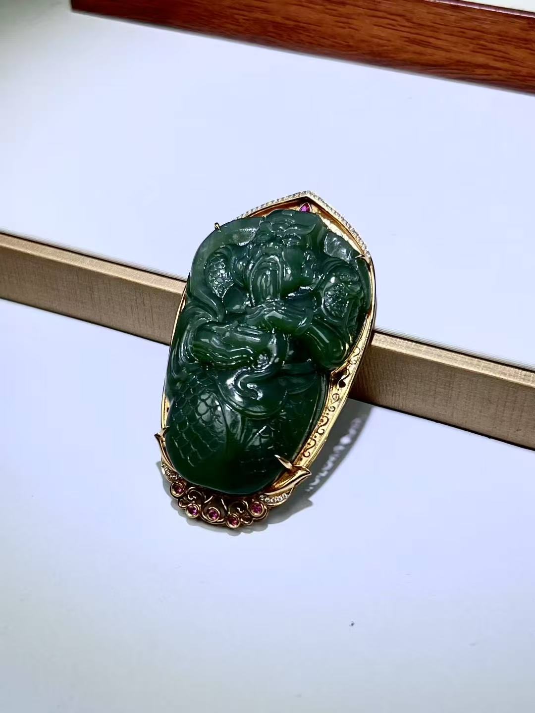 和田玉吊坠精工镶嵌