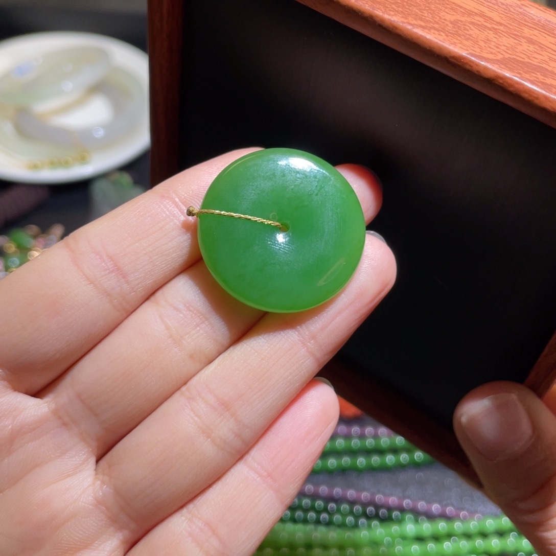 和田玉（碧玉）高色果绿无黑点未镶嵌
