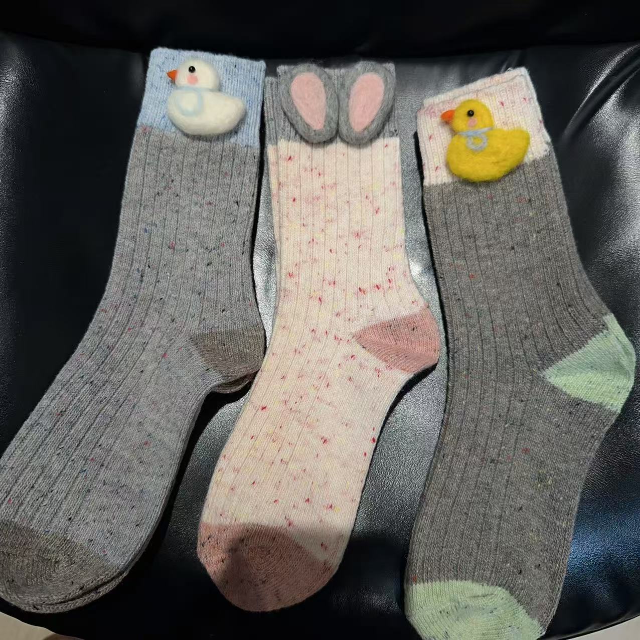 东大门设计款时尚中筒袜子