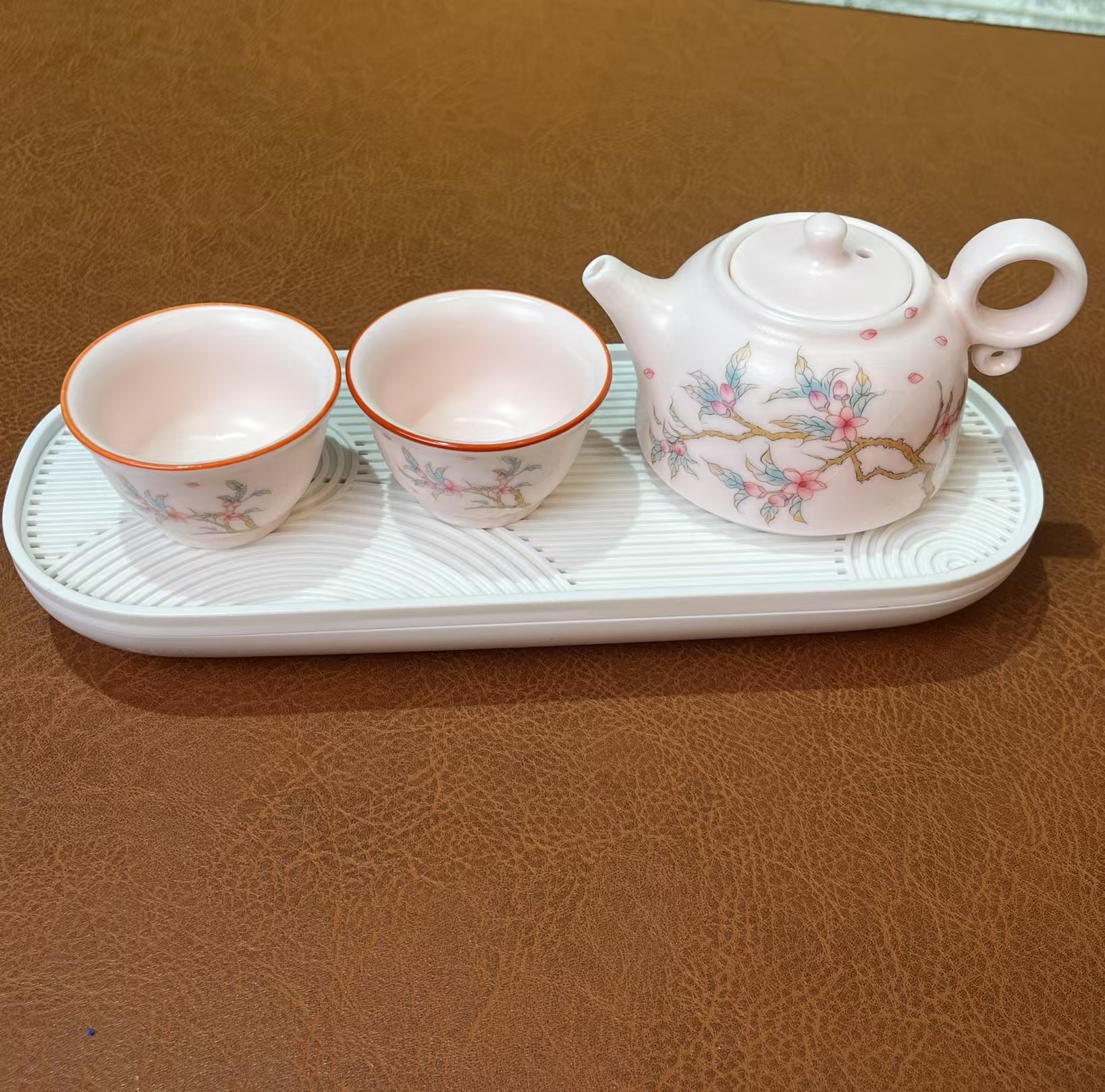 ZH2550-梅花粉汝窑壶+2个梅花粉汝窑杯+密胺白色小茶盘