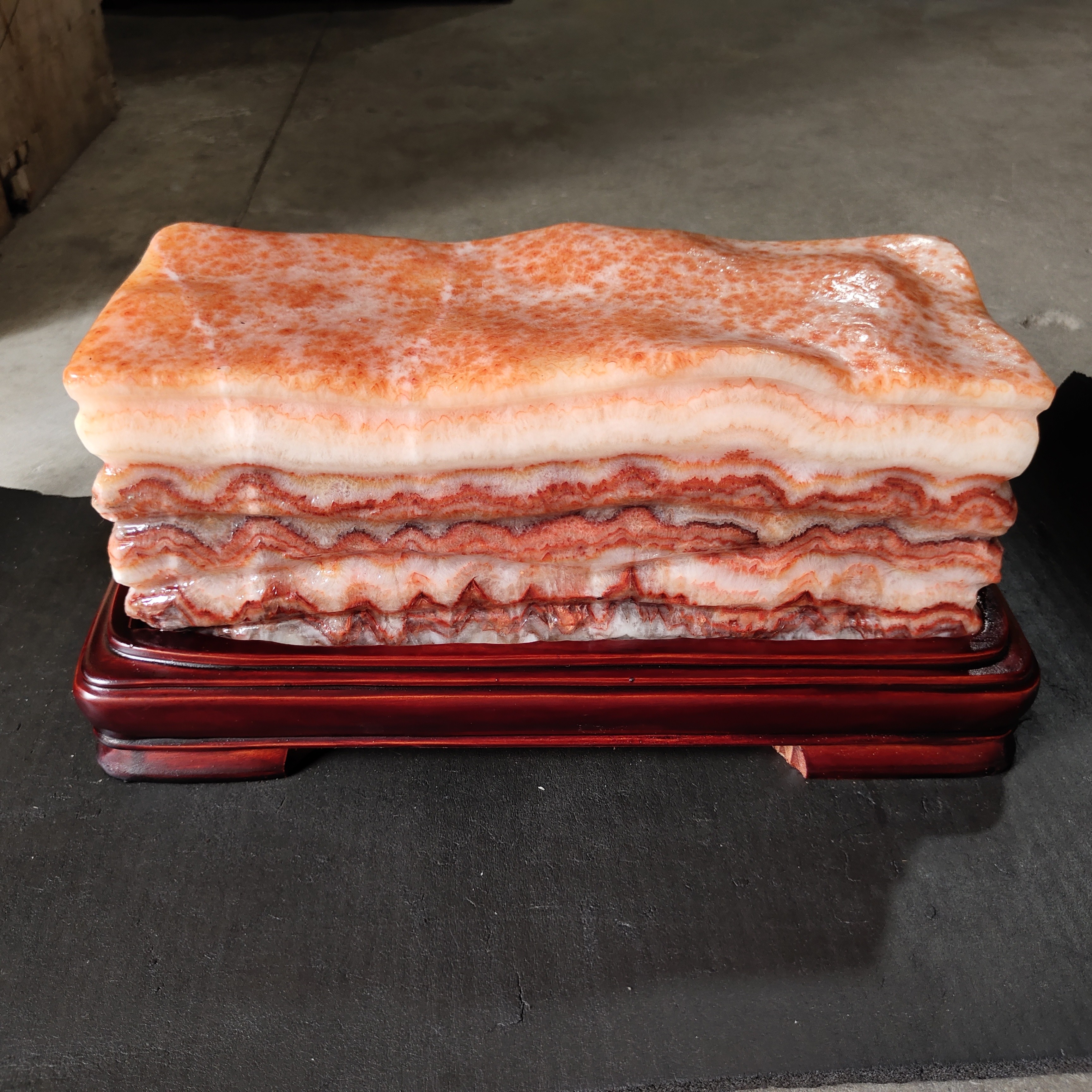 广西天然猪肉石,石头尺寸31*12*11含座长34高15cm.26.3斤