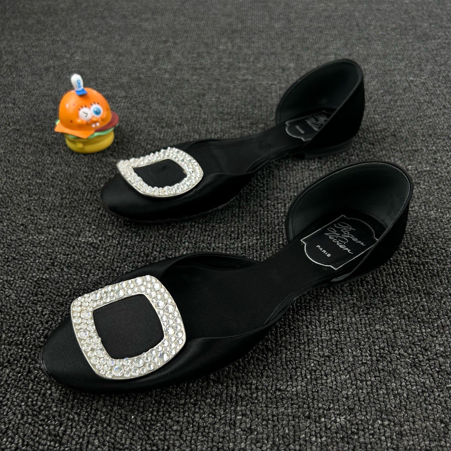 95新 Roger Vivier/罗杰·维威耶 平底鞋 35.5码 钻饰方扣HB3518