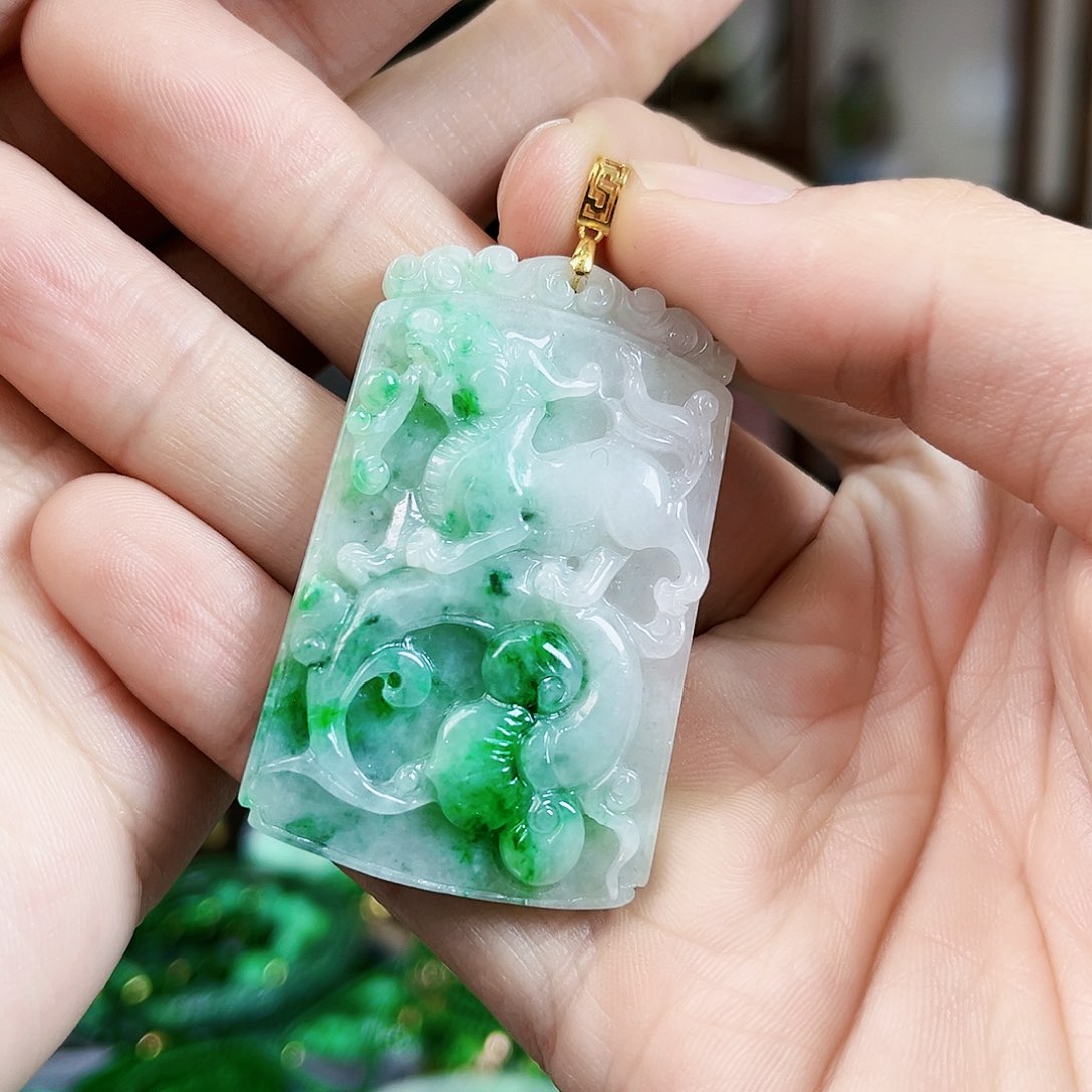 翡翠颈饰18K金镶嵌吊坠多样性