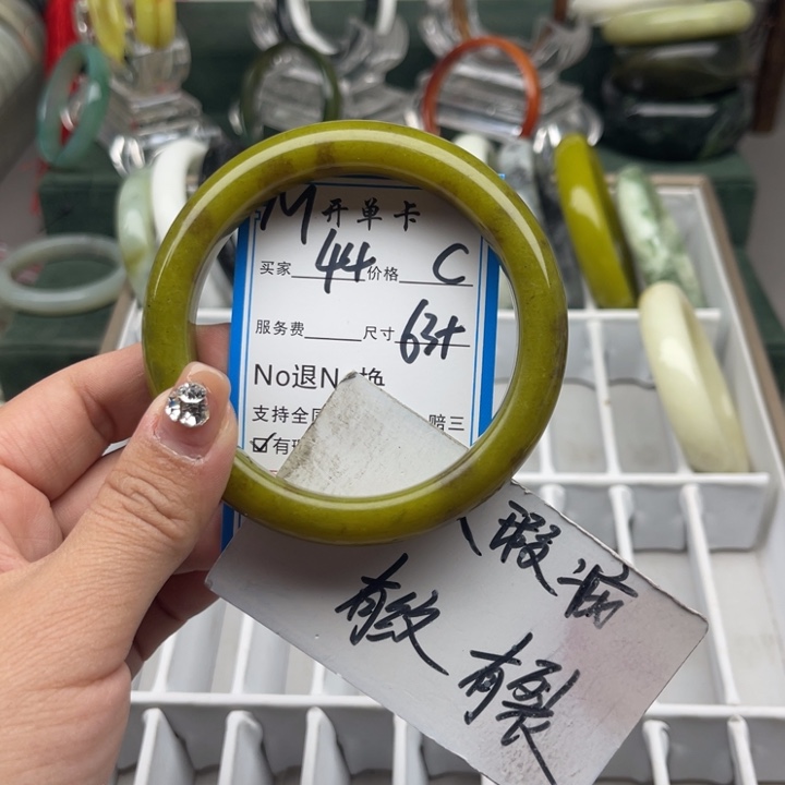 蛇纹石玉未镶嵌手镯