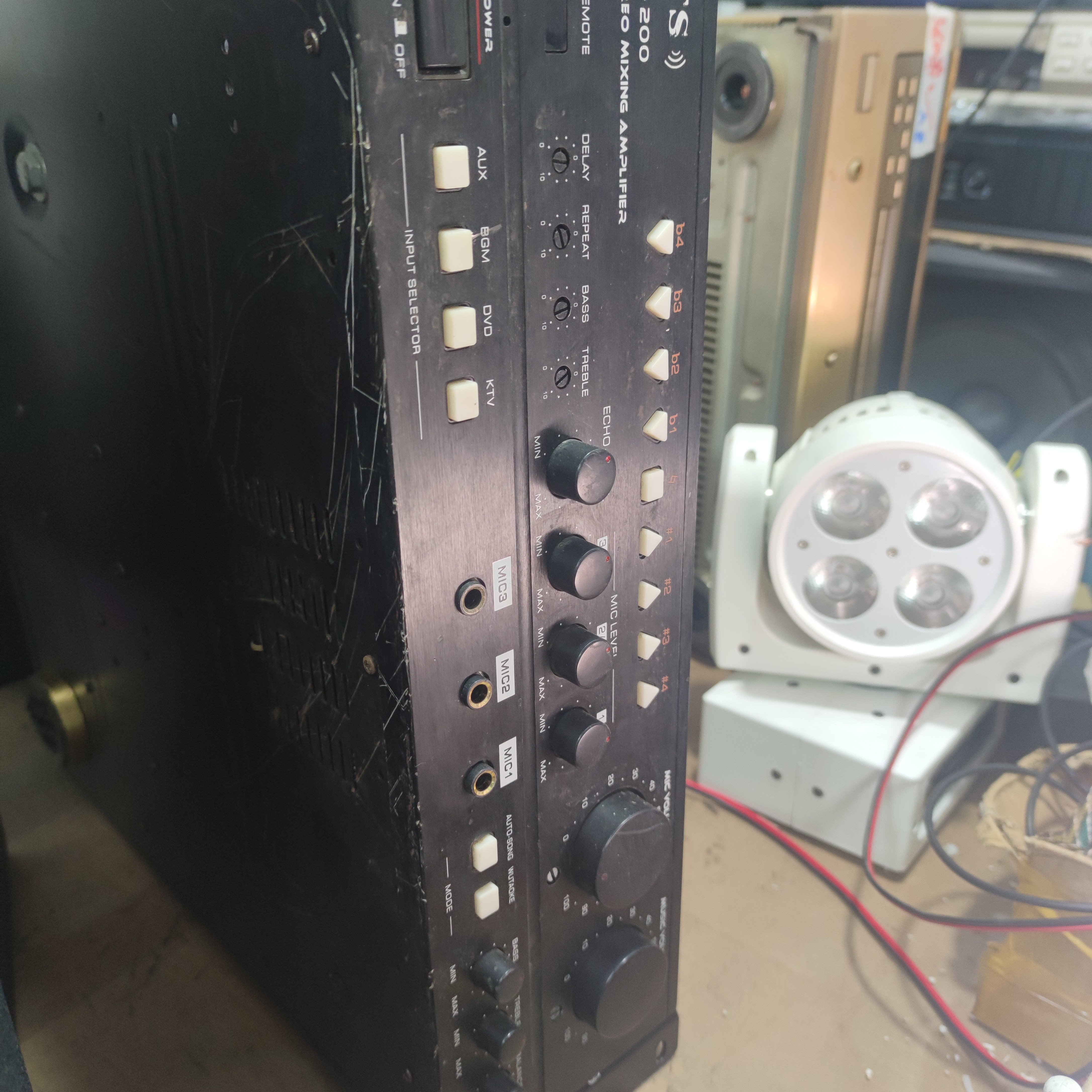 8新  二手功放机一台，不包邮费