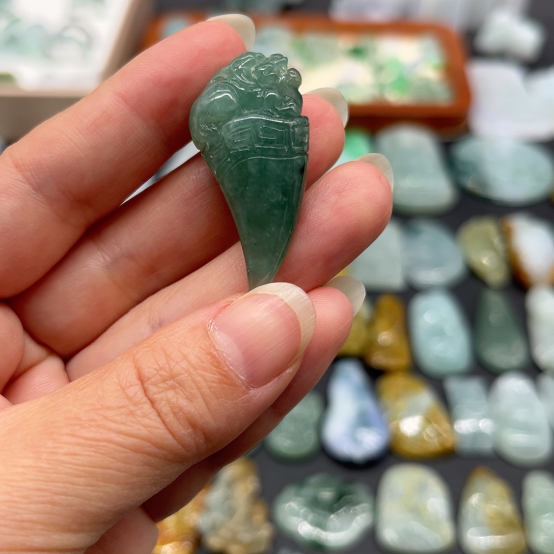 翡翠未镶嵌颈饰龙牙