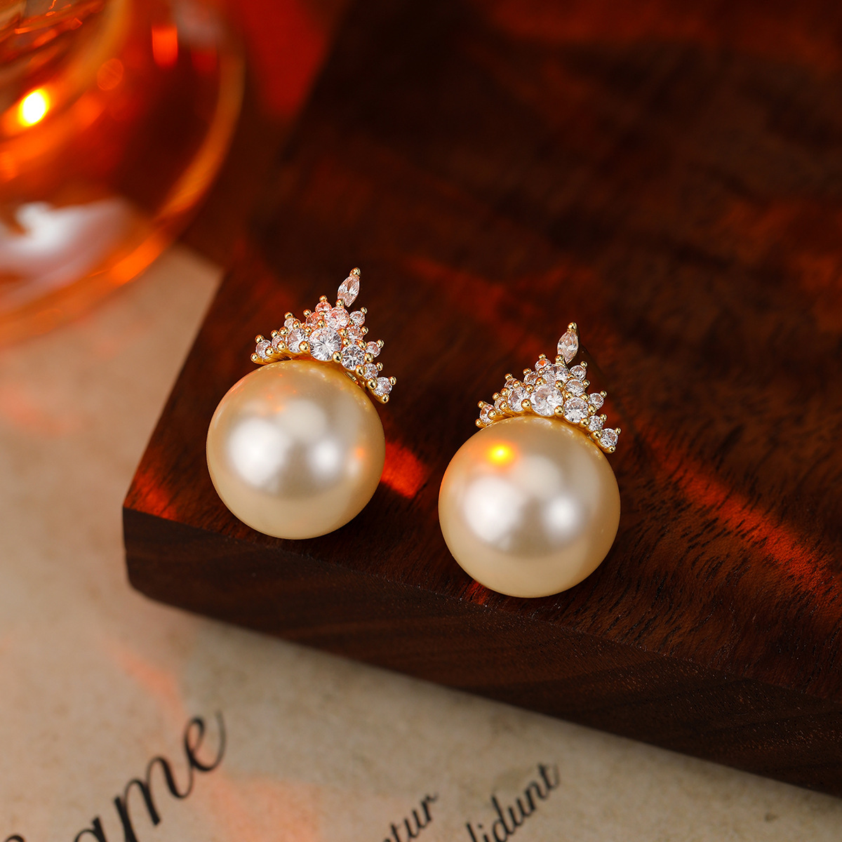 铜合金耳饰 39号轻奢皇冠米色珠珠耳钉