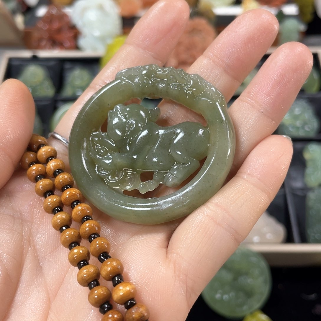 蛇纹石玉颈饰未镶嵌