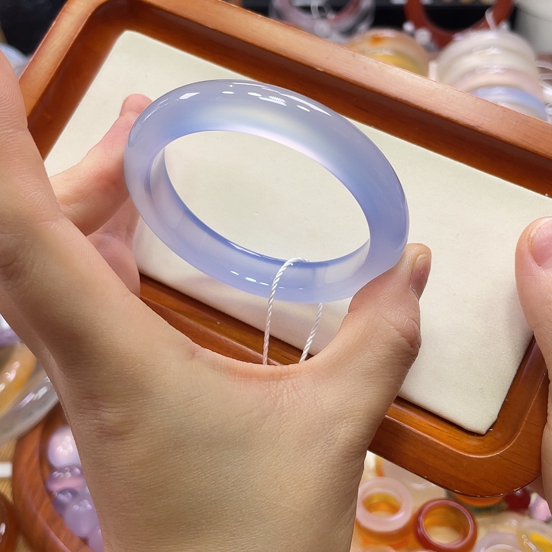 可***甜玛瑙/玉髓未镶嵌手镯不同角度不同光线下色不同