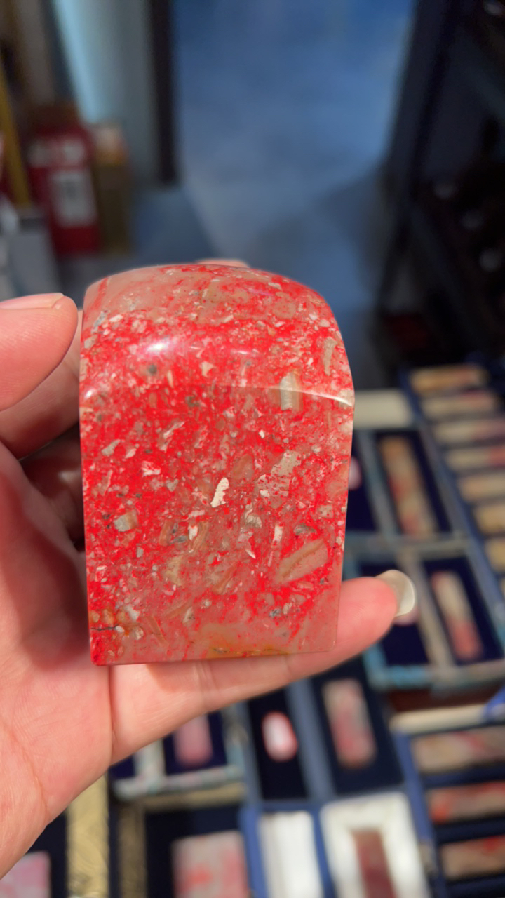 昌化鸡血石，颜色鲜艳，四面环血，质地通透，外观霸气，