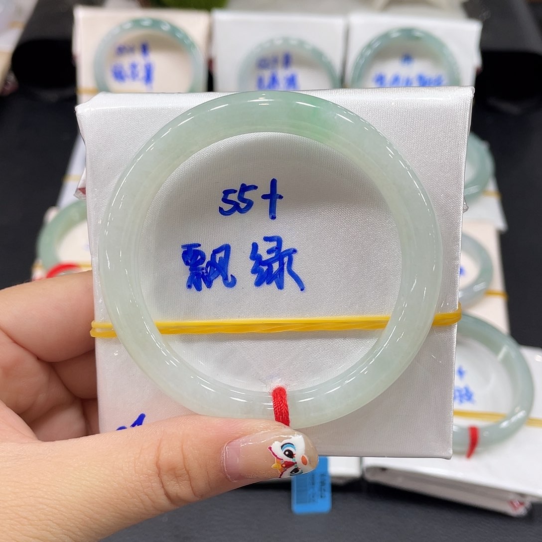 翡翠手镯未镶嵌缅甸天然翡翠