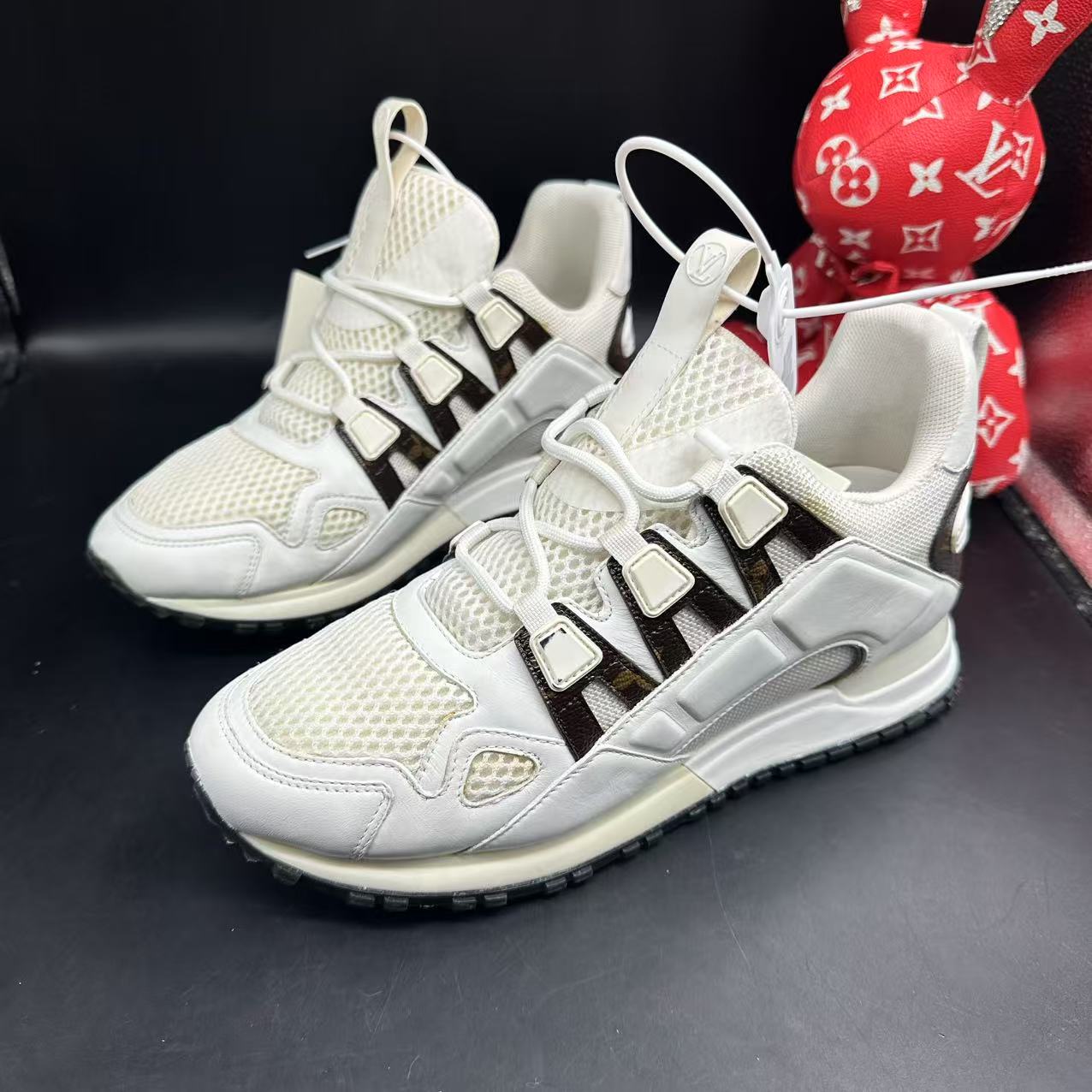 95新 LouisVuitton/路易威登 白色网面休闲舒适运动鞋38码ddm2389