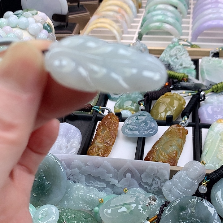 翡翠颈饰未镶嵌吊坠