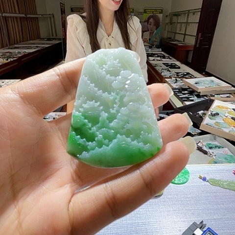 翡翠未镶嵌项圈一个