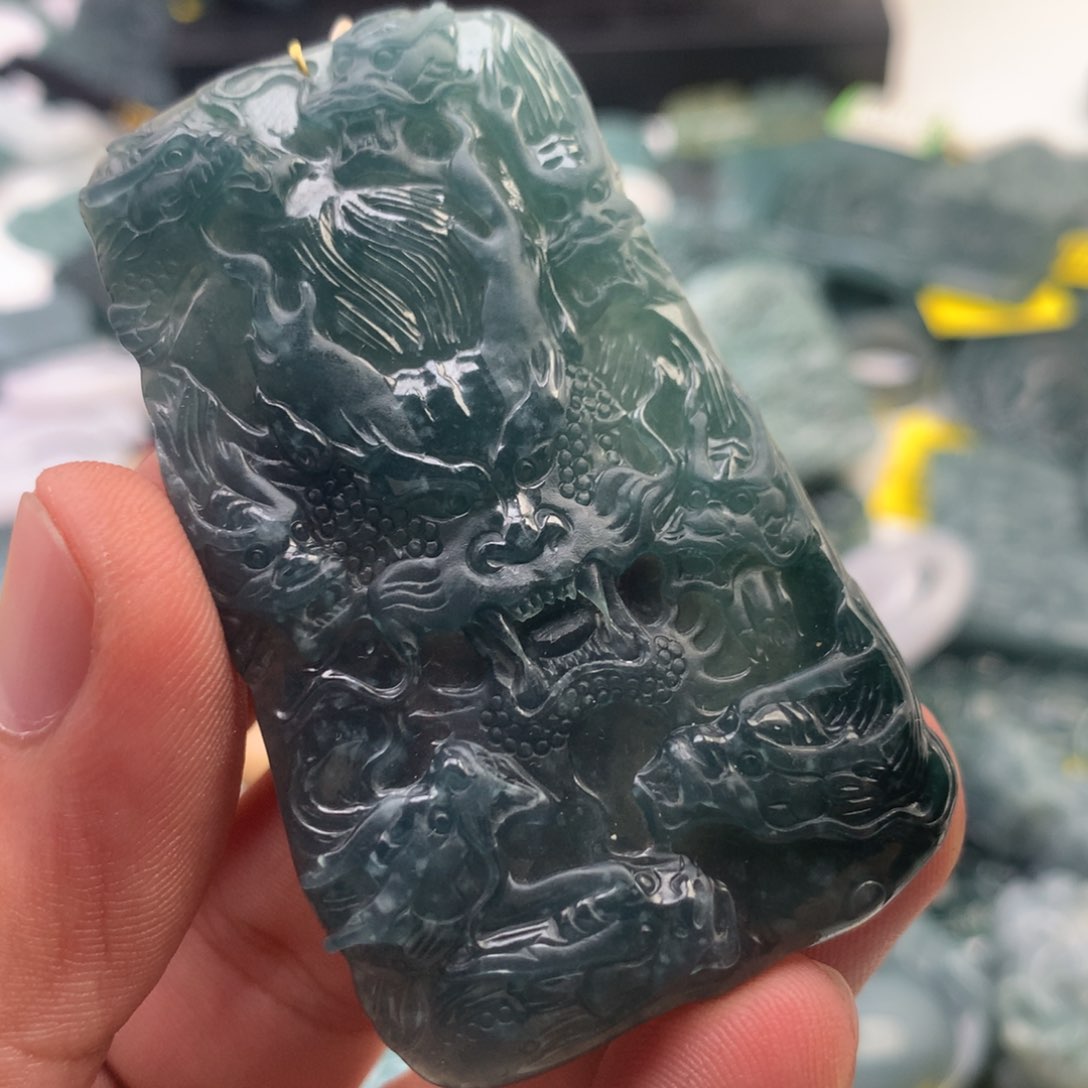 颈饰未镶嵌翡翠龙牌