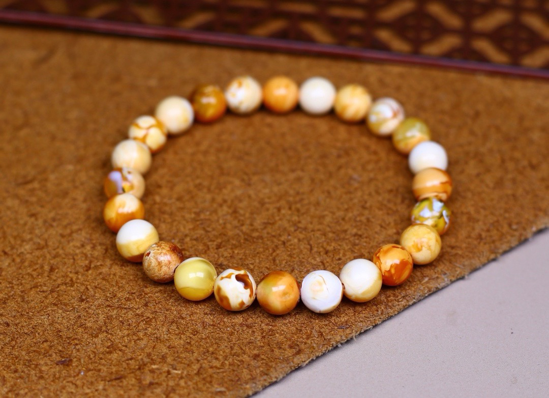 接近8mm老蜡圆珠手串，每粒珠子都是精挑，石膏蜡底质