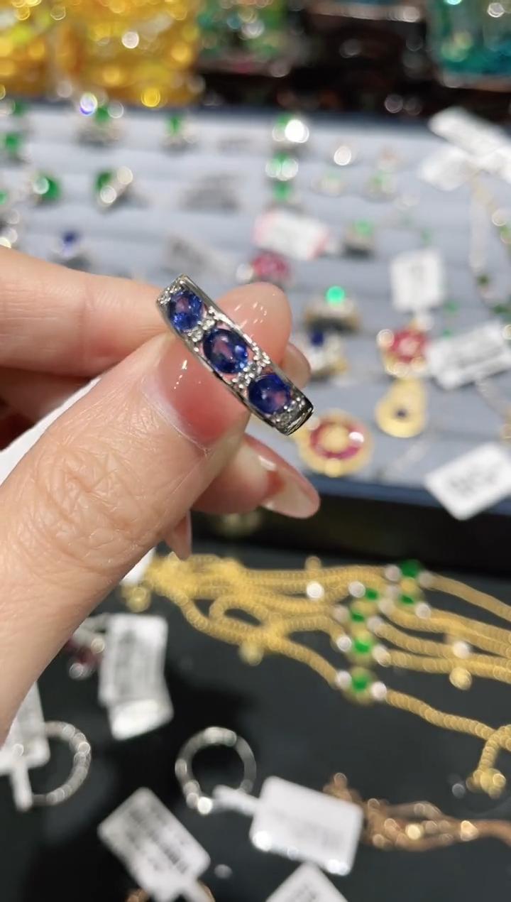 18K金镶嵌天然蓝宝石戒指