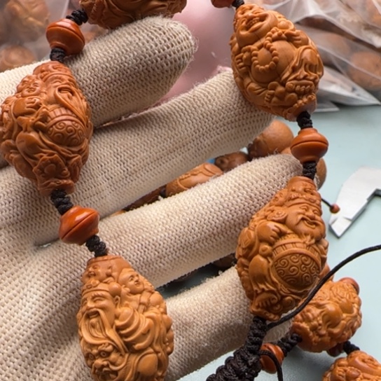 橄榄核吊坠雕刻工艺