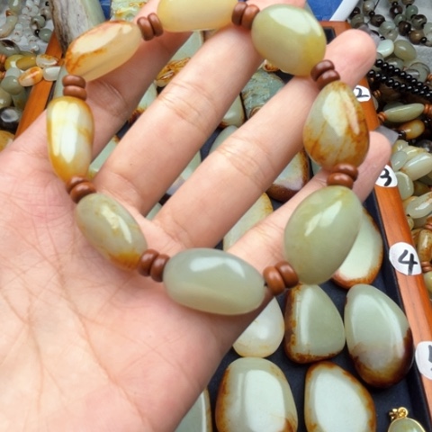 和田玉颈饰未镶嵌羽*