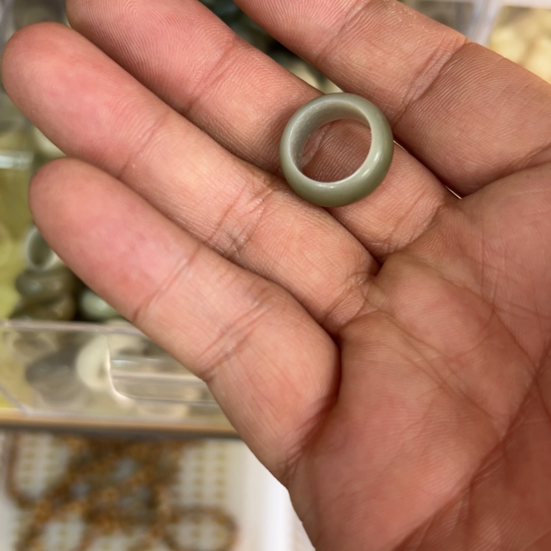 娜***莉只买单纯的吊坠，没带链子，属的性质。